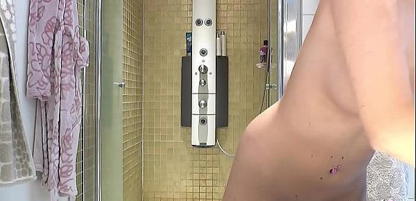 Deutsche Blonde Amateurin hat Spaß in der Dusche mit dir